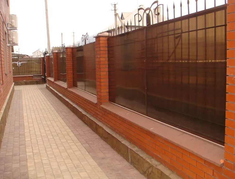 Купить Забор из поликарбоната с коваными элементами в Москве по цене от 1360 руб. Забор из поликарбоната с коваными элементами купить Москва